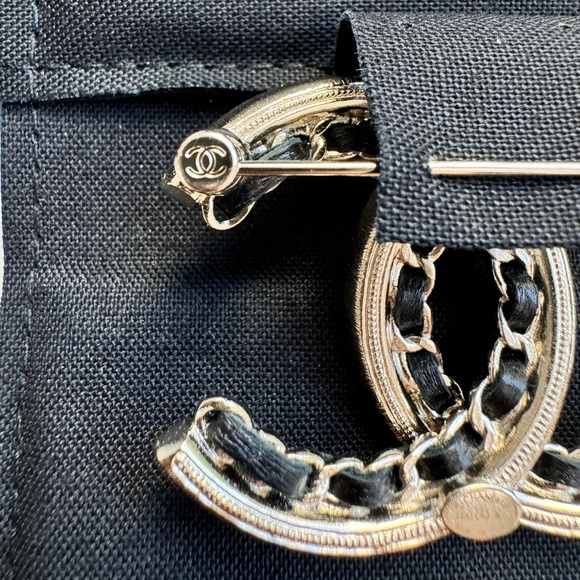 CHANEL 20K CLASSIC GOLD TONE LARGE BIG CC LOGO PEARL CHAIN CRYSTALS BROOCH PIN - Picture 9 of 11